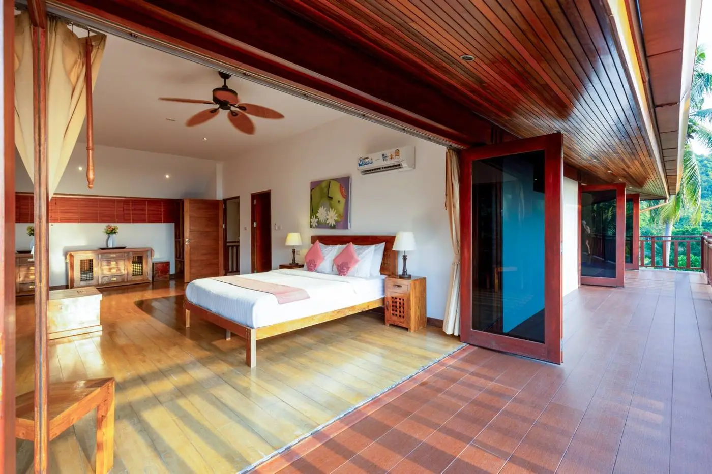 Villa Vadee master bedroom with ocean view balcony
